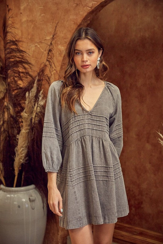 V NECK PLEATED DETAIL WASHED DRESS