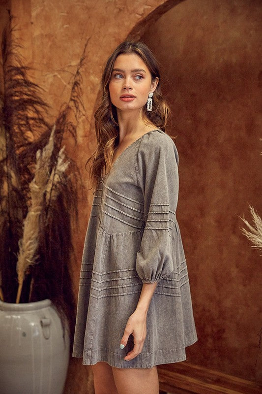 V NECK PLEATED DETAIL WASHED DRESS