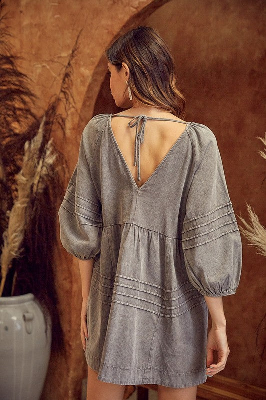 V NECK PLEATED DETAIL WASHED DRESS